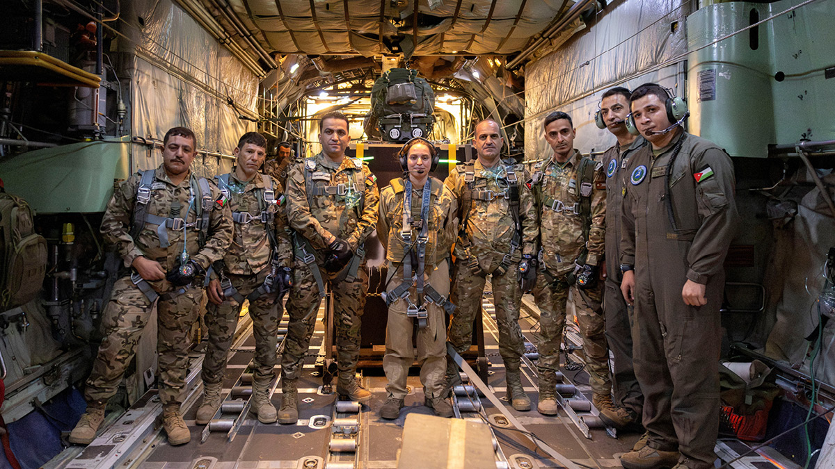 가자지구 긴급 의료 물품 전달작전에 참여한 요르단의 살마 공주가 함께 임무를 수행한 대원들과 함께 수송기 안에서 포즈를 취하고 있다.