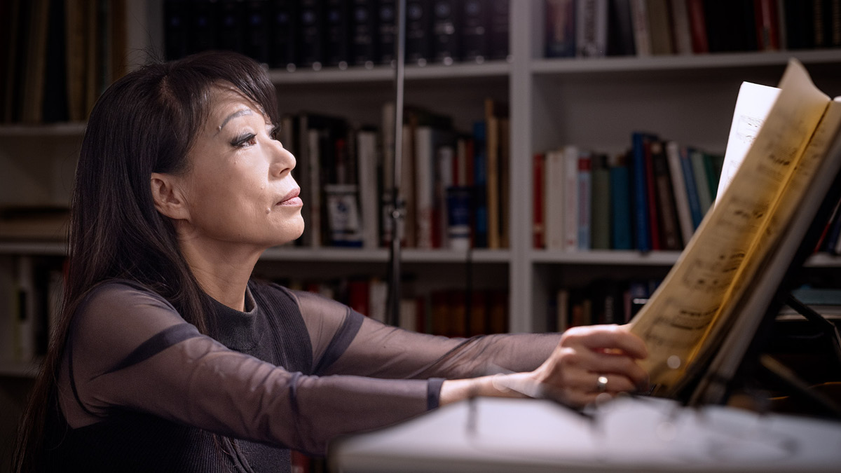 진은숙 작곡가가 악보를 보고 있다