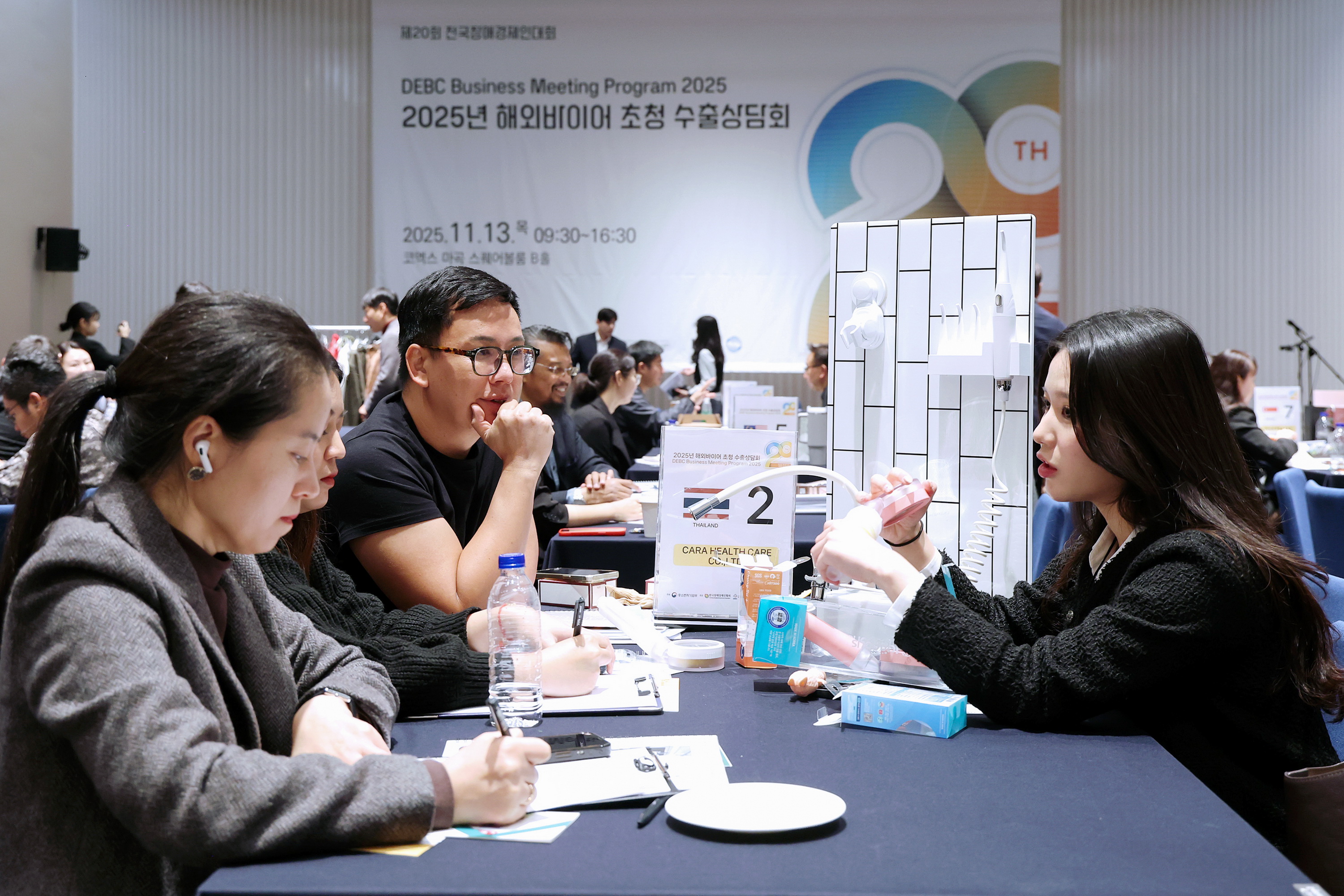 <사진 설명 시작> 2025년 제20회 전국장애경제인대회에서 해외바이어 초청 수출상담회를 진행하였다. <사진 설명 끝>