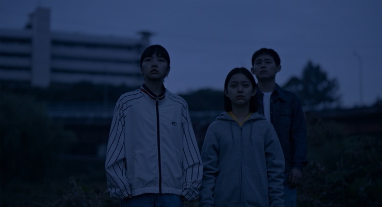 캄캄한 새벽, 은희와 그의 언니 수희, 그리고 수희의 남자친구가 성수대교 붕괴 참사 현장을 찾아 끊어진 다리를 바라보고 있어요.